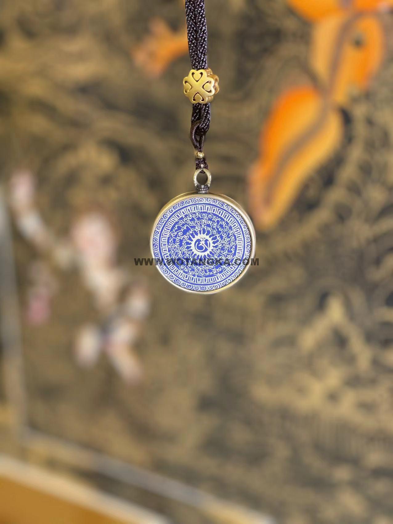 编号118-8117574：蓝金小唐卡-六字大明咒（圆形·直径3.5CM左右）