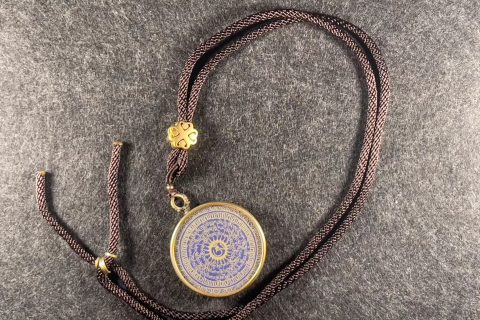 编号118-8117574：蓝金小唐卡-六字大明咒（圆形·直径3.5CM左右）