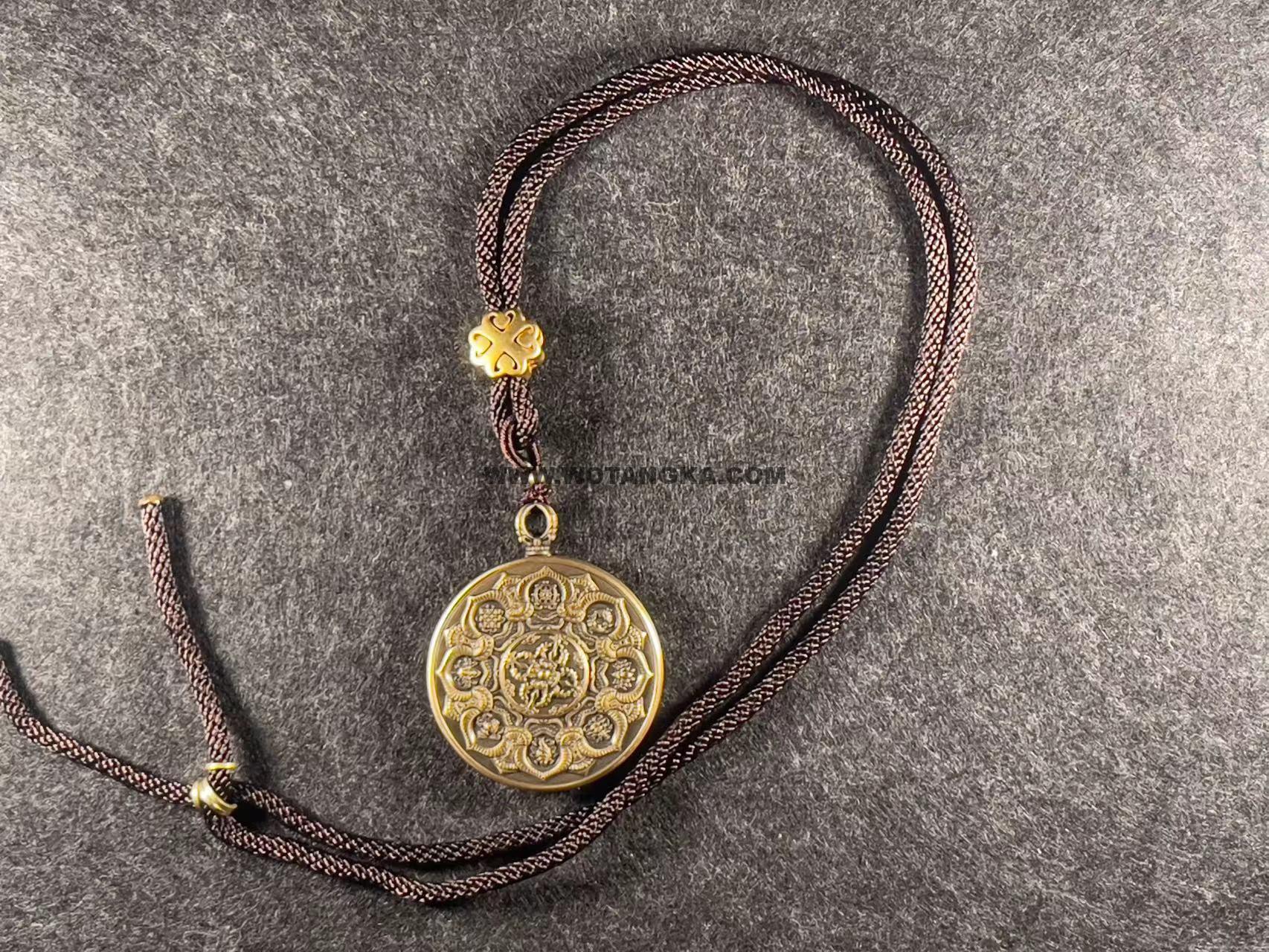 编号118-8117574：蓝金小唐卡-六字大明咒（圆形·直径3.5CM左右）