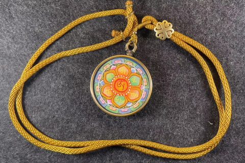 编号118-3629026：彩绘小唐卡-六字真言咒轮（圆形·直径3.5CM左右）