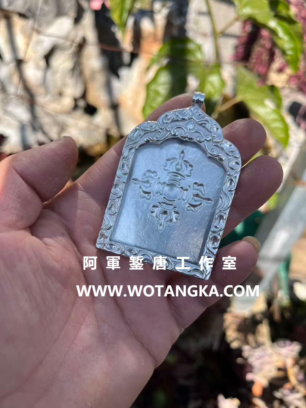 沃唐卡嘎乌盒编号Ghau2933:宝顶云纹鎏金十字金刚杵嘎乌盒
