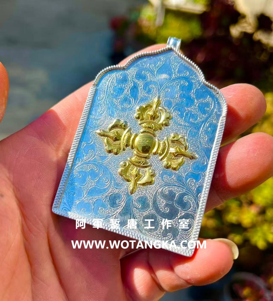 沃唐卡嘎乌盒编号Ghau3381：宝顶云纹鎏金十字金刚杵嘎乌盒