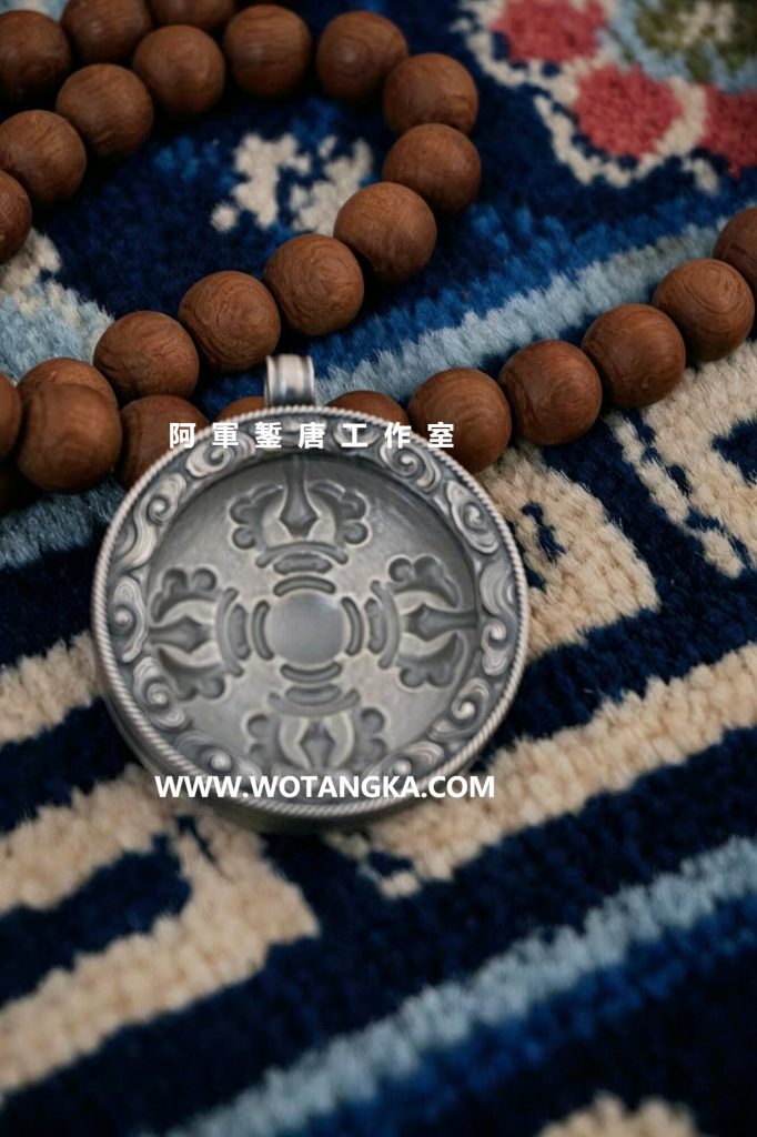沃唐卡嘎乌盒编号Ghau3941：连云纹十字金刚杵圆形嘎乌盒