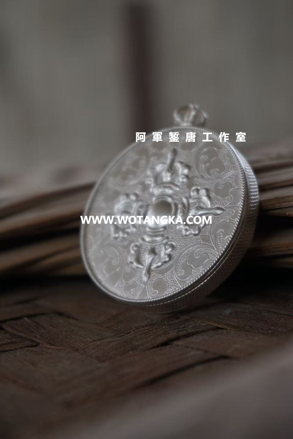 沃唐卡嘎乌盒编号Ghau4048:福云纹十字金刚杵圆形嘎乌盒