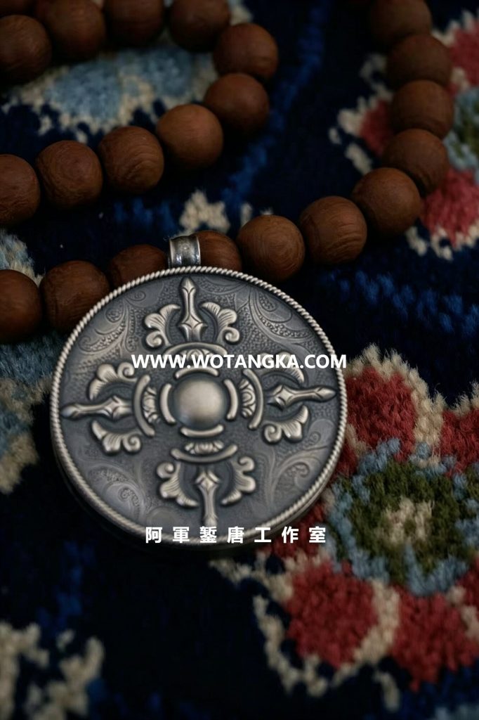 沃唐卡嘎乌盒编号Ghau4162：扭花纹十字金刚杵圆形嘎乌盒
